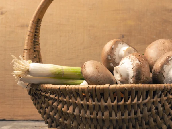 Funghi Biologici Con Cipollotti Cesto Tavolo Legno Rustico — Foto Stock