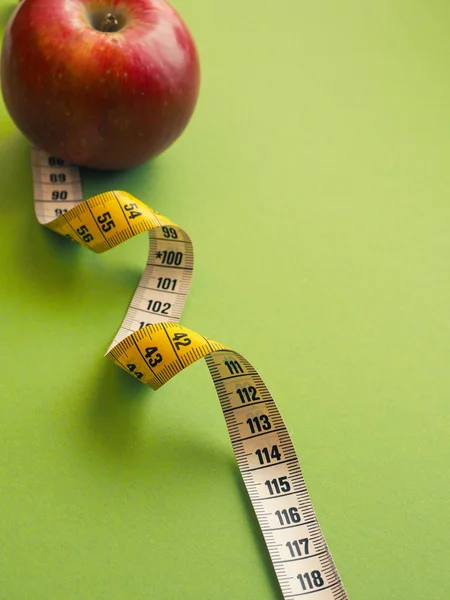 Dieta Zdrowe Jedzenie Koncepcja Taśmy Mierniczej Ekologiczne Jabłka Zielonym Tle — Zdjęcie stockowe