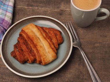 Tatlı ve lezzetli organik pasta bir fincan kahve ile bir seramik tabak