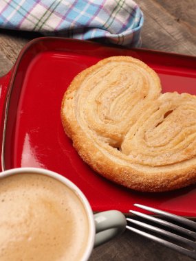 Tatlı ve lezzetli organik pasta bir fincan kahve ile bir seramik tabak