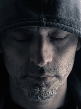 Kapüşonlu olan yakışıklı bir adam portresi