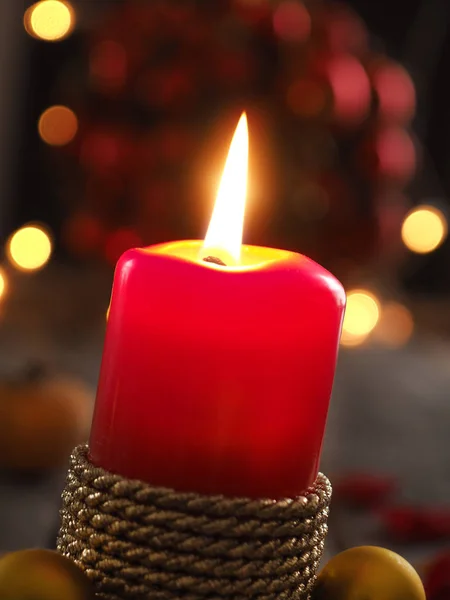 Fundo Sazonal Com Uma Vela Vermelha Advento Decoração Dourada Natal — Fotografia de Stock