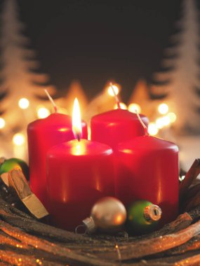 Bir karanlık odada, metin veya görüntü için alan süslemeli kırmızı Advent mumlar