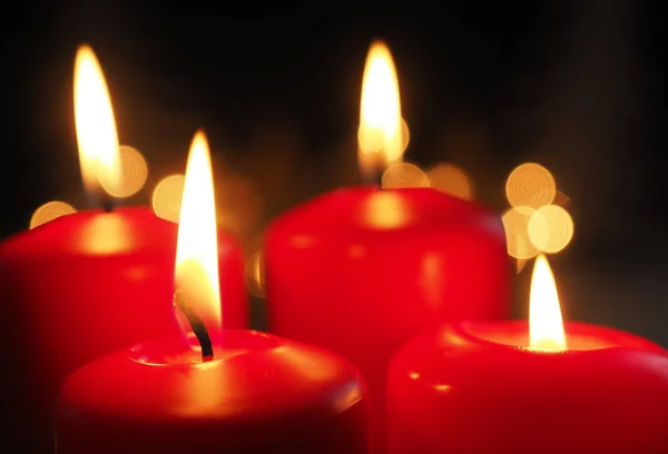 Quatro velas vermelhas do Advento — Fotografia de Stock