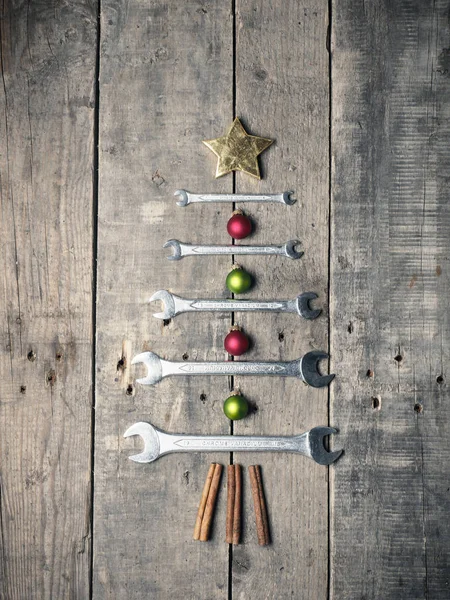 Eski bir rustik ahşap üzerinde anahtarı ile Noel ağacı şekil