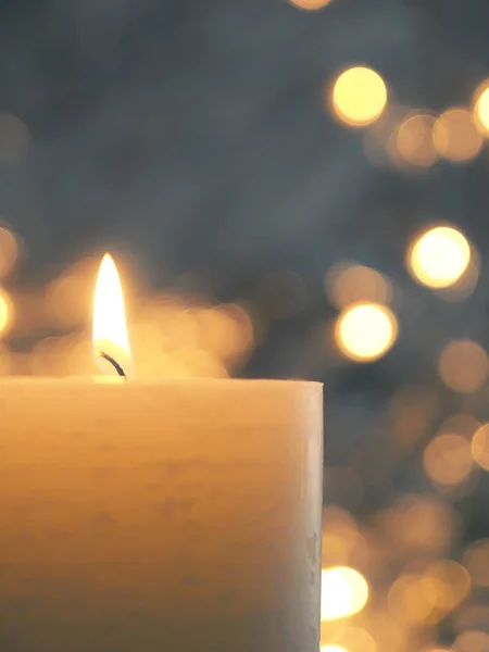 Brennende Kerze Mit Verschwommenem Weihnachtslicht — Stockfoto