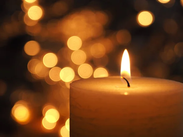 Brennende Kerze Mit Verschwommenem Weihnachtslicht — Stockfoto