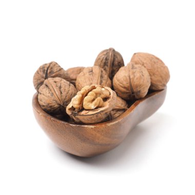 Beyaz stüdyo arka plan üzerinde ahşap bir kasede organik Fransız ceviz