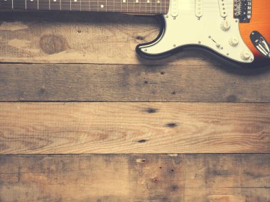 Metin veya resim alanı olan bir rustik tahta bakcground üzerinde eski vintage elektro gitar
