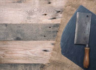 Eski kullanılan et cleaver rustik ahşap arka plan üzerinde