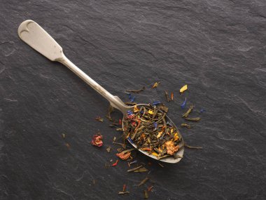 Eski bir kaşık renkli Sencha çayı