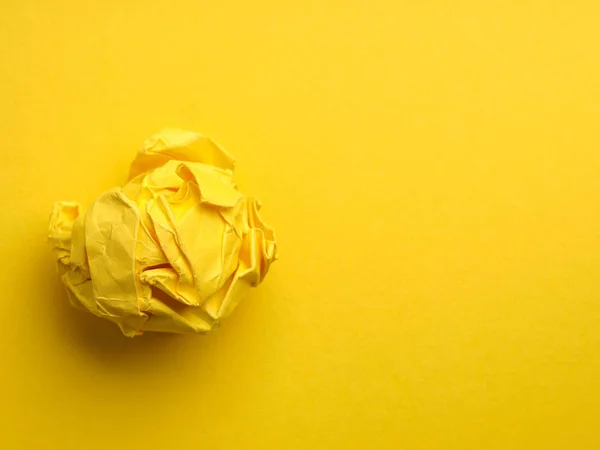 Concepto de creatividad con papel amarillo arrugado —  Fotos de Stock