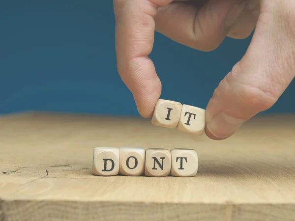 Geschäftsmann Hält Kleine Holzwürfel Mit Den Worten Dont Conceptual Image — Stockfoto