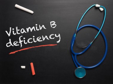B vitamini eksikliği ve steteskop, tıbbi veya sağlık hizmetleri kavramına sahip karatahta