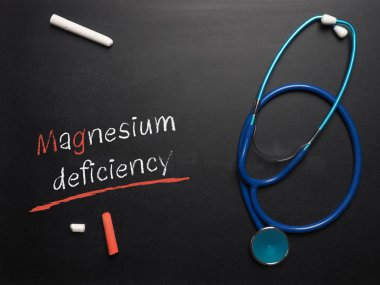 Bir kara tahta üzerinde kelime magnezyum eksikliği