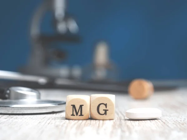 Periodisches Wort Magnesium mit Stethoskop — Stockfoto