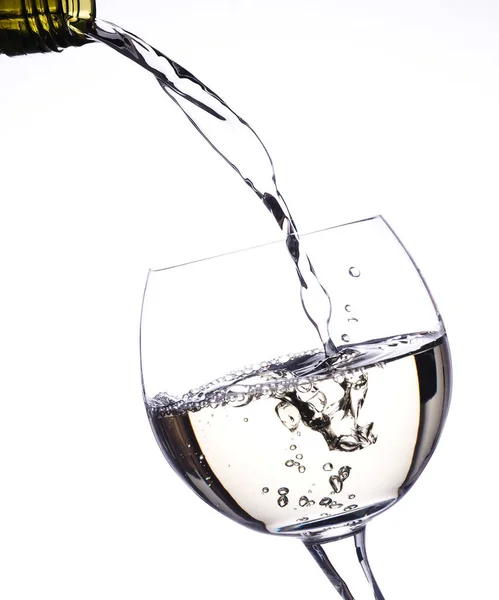 Hälla vitt vin i ett glas — Stockfoto