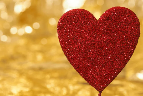 Altın arka plan üzerinde büyük kırmızı kalp — Stok fotoğraf