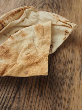 Mutfak masasında ekmek