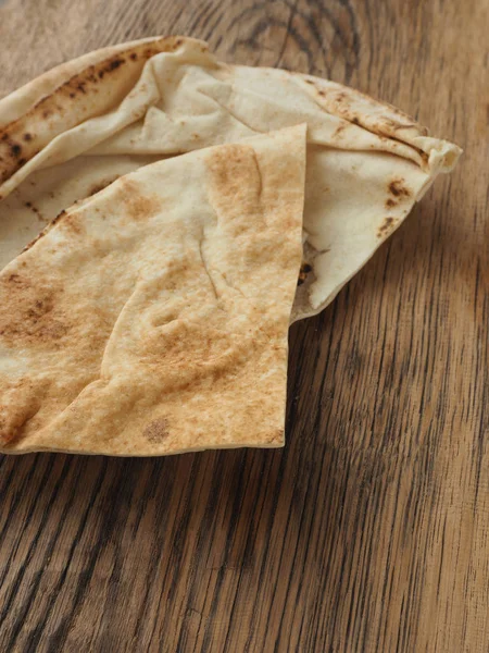 Mutfak masasında ekmek