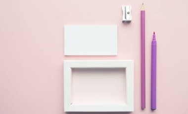 Pembe kartvizit ile arka plan kadar mock