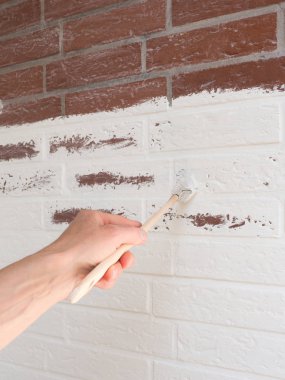 Bir duvarı beyaz boya ile boyama