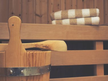 Kova, kaşık ve havlu ile Sauna