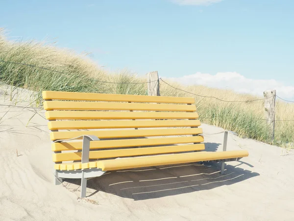 Üres sárga padon a strandon — Stock Fotó