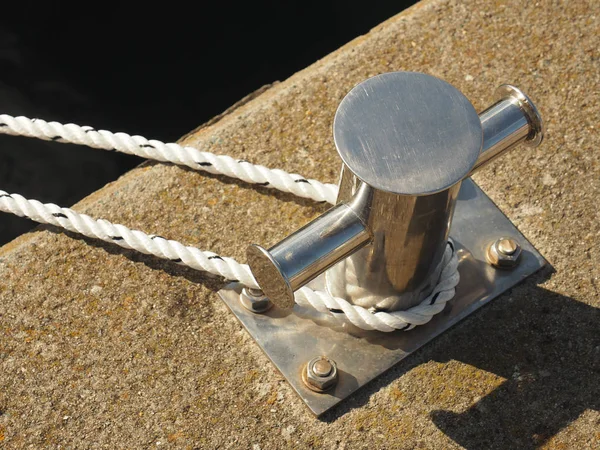 Bollard de aço inoxidável com uma corda — Fotografia de Stock