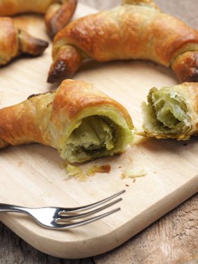 Ahşap üzerinde matcha ile Kruvasan