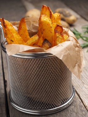 Biberiye ile ev yapımı patates kızartması