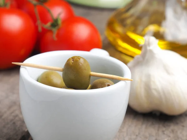 Tasty green olives in a kitchen — Stock Photo, Image