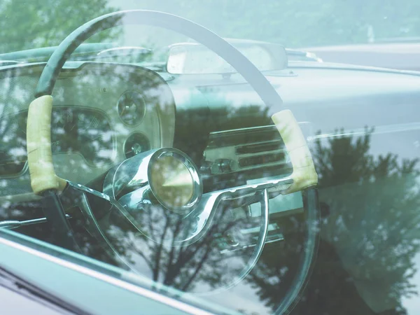 Steering wheel of an old classic car — Stock Photo, Image