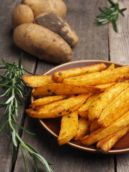 Hausgemachte Pommes mit Rosmarin — Stockfoto