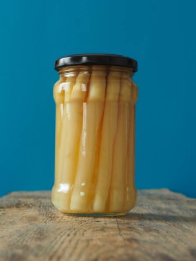 Kavanozda organik kuşkonmaz