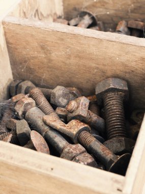Paslı eski somunlar ve cıvatalar
