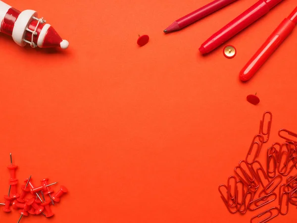 Utensílios de escritório vermelho em vermelho — Fotografia de Stock