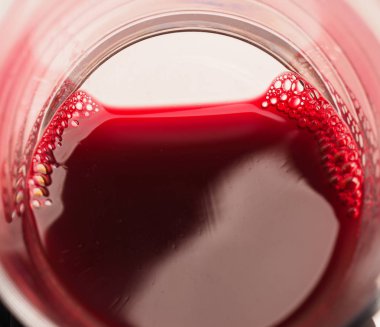 bir bardak kırmızı pancar suyu