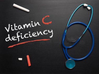 Bir tebeşir tahtası üzerinde kelime C vitamini eksikliği