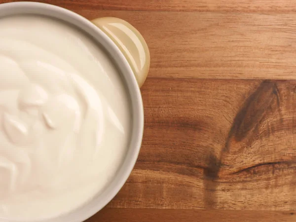 Organic yoghurt in a bowl — Stock Photo, Image