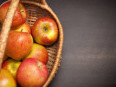 Taze organik elmalar sepette