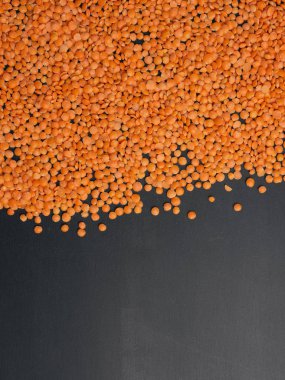 Bir tahta üzerinde kırmızı organik mercimek