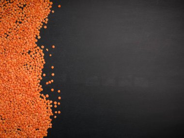 Bir tahta üzerinde organik kırmızı mercimek