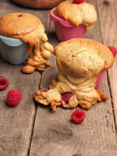 Ahşap bir masada ahududu kekler