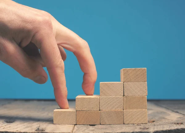 Volgende stap met de hand van een zakenman — Stockfoto