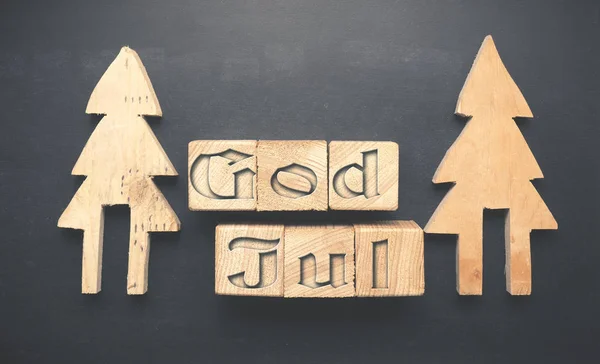 Drewniane kształty drzew i bloków z Bogiem Jul — Zdjęcie stockowe