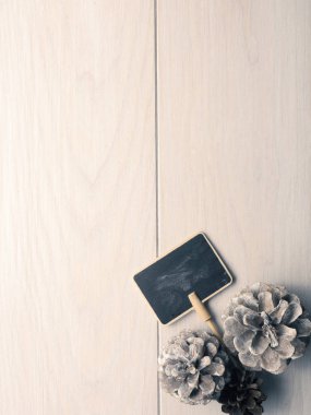 Ahşap üzerinde küçük tahta ve pin konileri