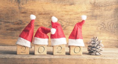 Tahta bloklu Noel Baba 'nın Şapkaları, 2020 Yeni Yılı