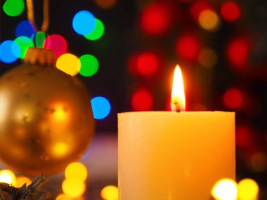 Noel ışıklarıyla yanan Advent mumu