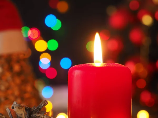 Vela de Adviento Ardiente con Luces de Navidad Imágenes De Stock Sin Royalties Gratis